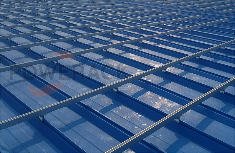 Avantajele clemelor solare pentru acoperiș