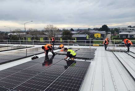 De ce afectează alegerea materialului pentru rafturile fotovoltaice pentru acoperișuri plate performanța generală a sistemului?