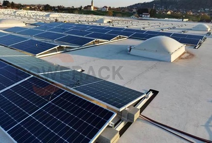 Căutați o soluție solară nepenetrantă, rentabilă, pentru acoperișuri plate?