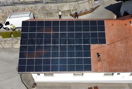 What factors should be taken into account when selecting solar mounting systems for glazed tile roofs?